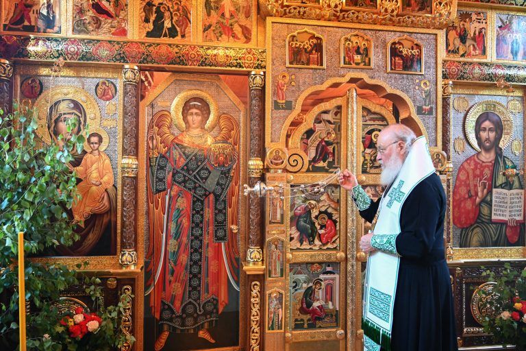 В канун праздника Святой Троицы Святейший Патриарх Кирилл совершил всенощное бдение в Александро-Невском скиту