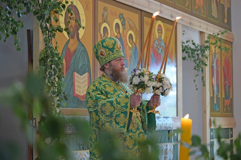 В праздник Святой Троицы митрополит Савва совершил Божественную литургию в вологодском Никольском храме во Владычной слободе