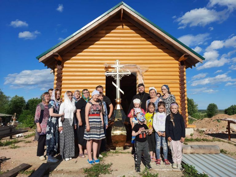 В деревне Борисоглебское состоялось освящение купола и креста строящегося храма
