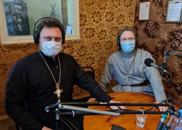 В прямом В эфире радиостанции «Эхо Вологды» священники ответили на вопросы радиослушателей