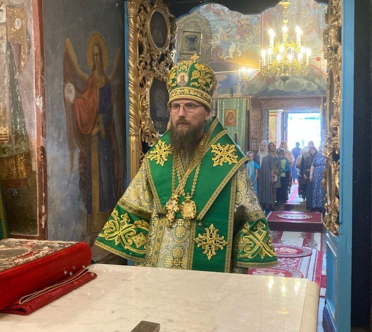 В Казанском храме Устюжны состоялось архиерейское богослужение