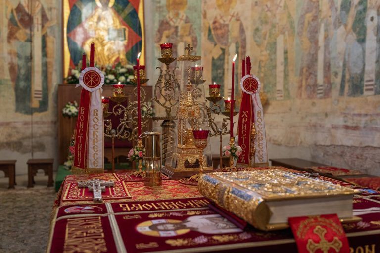 В праздник Светлого Христова Воскресения митрополит Савва совершил Пасхальную великую вечерню в Софийском соборе Вологды