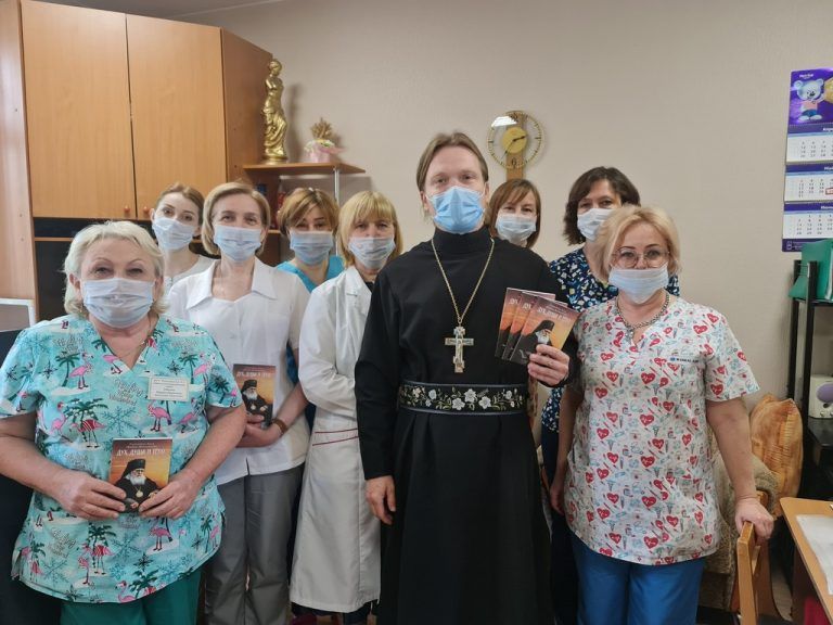 В родильных домах Вологды состоялась благотворительная раздача книг святителя Луки Крымского