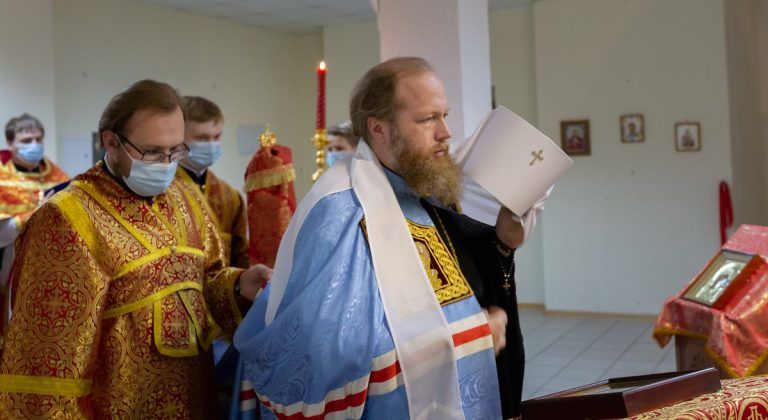 В Неделю о самаряныне митрополит Савва совершил Литургию во Власьевском храме Вологды