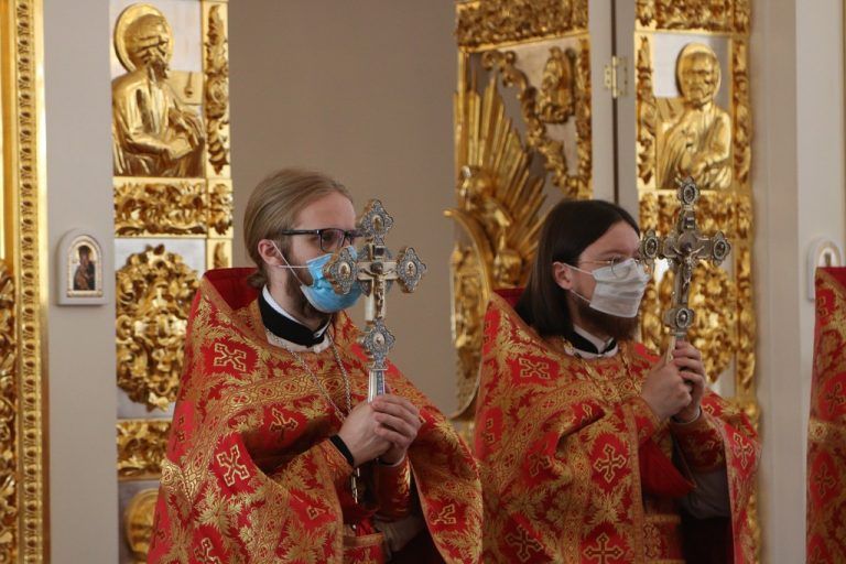В воскресный день студенты семинарии приняли участие в богослужении в Воскресенском кафедральном соборе Вологды