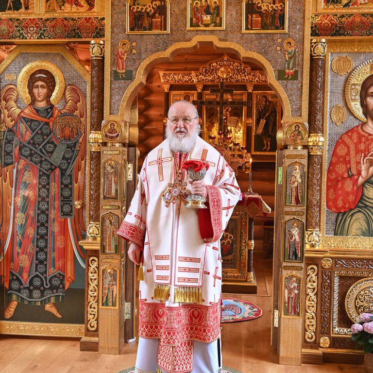 В день отдания праздника Пасхи Святейший Патриарх Кирилл совершил Литургию в Александро-Невском скиту