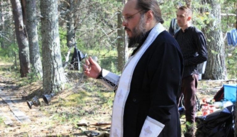 На беломорском «острове смерти» помолились о упокоении жертв первого в России концлагеря