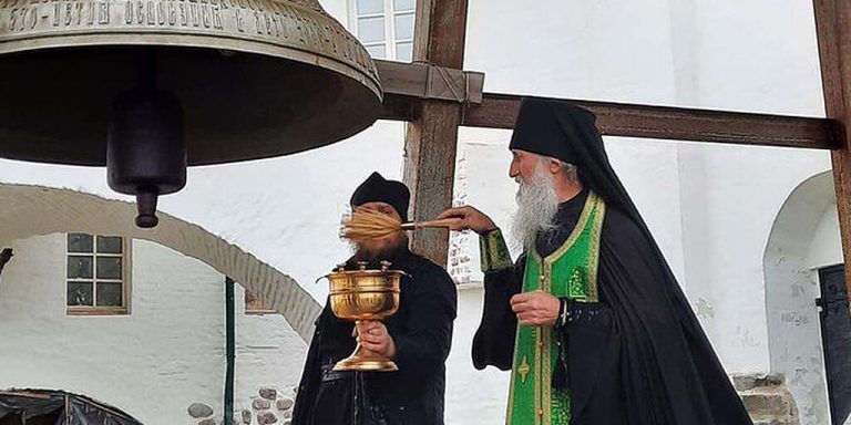 В Соловецком монастыре завершена установка уникальной колокольной звонницы