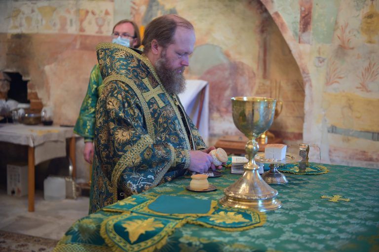 В день празднества всем преподобным отцам Вологодским владыка Савва совершил Божественную литургию в Софийском соборе Вологды