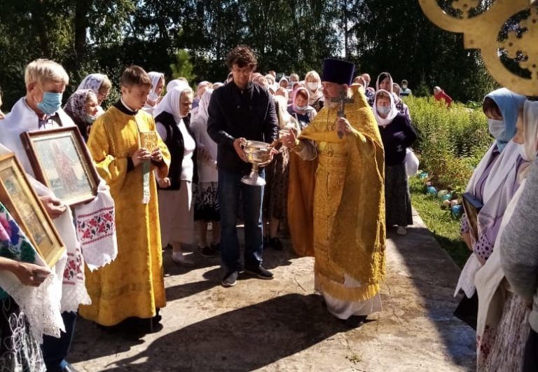 В Князь-Владимирском храме города Красавина встретили престольный праздник