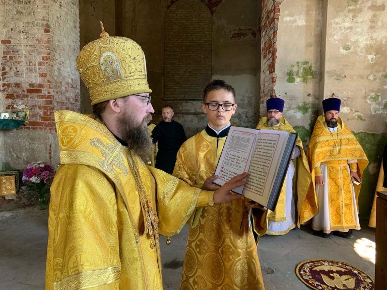Управляющий Череповецкой епархией епископ Игнатий возглавил богослужение в бывшем Парфеновском Богородицком монастыре