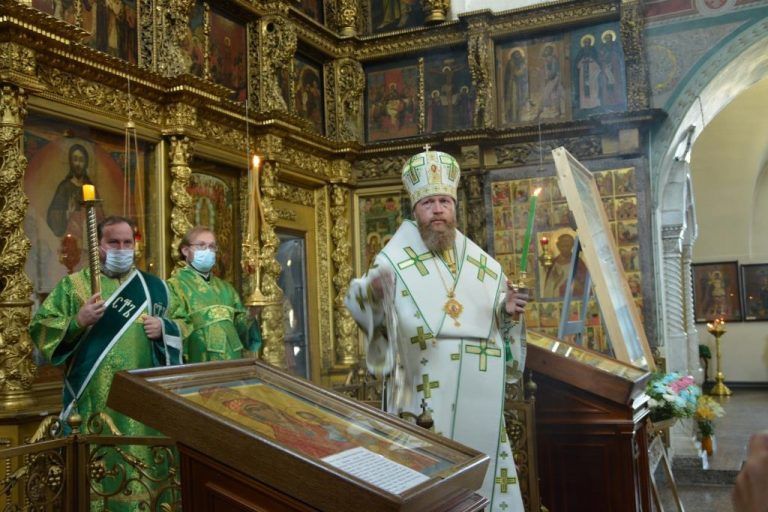 В канун дня памяти праведного Прокопия Устюжского в кафедральном соборе Великого Устюга состоялось архиерейское богослужение