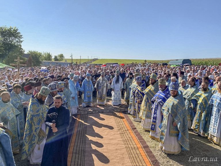 Тысячи верующих Украинской Православной Церкви совершили крестный ход в Иосафатову долину в Винницкой епархии