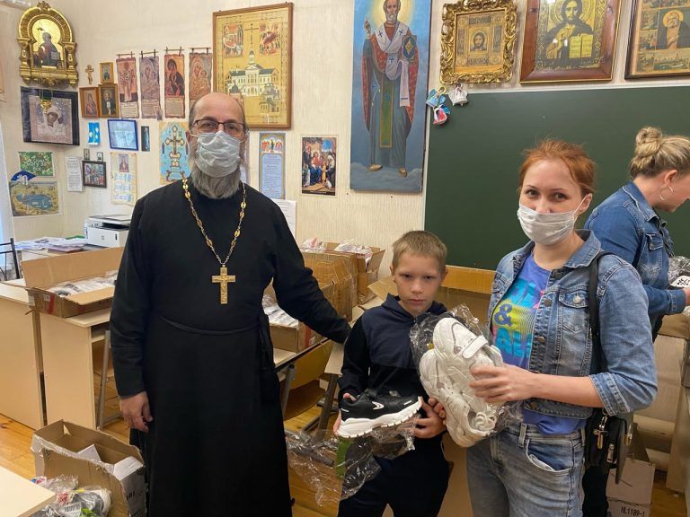 Социальный отдел Вологодской епархии выдает обувь для детей из многодетных и малообеспеченных семей