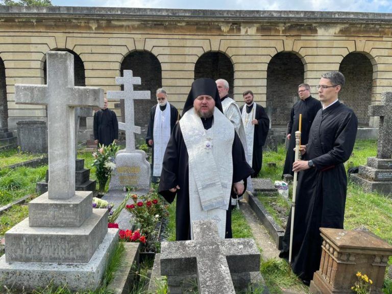 Епископ Сурожский Матфей совершил панихиду у могилы митрополита Антония (Блума)