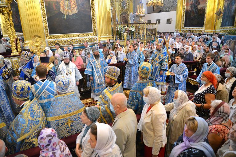 В праздник Смоленской иконы Божией Матери «Одигитрия» в Смоленске состоялась соборная Литургия