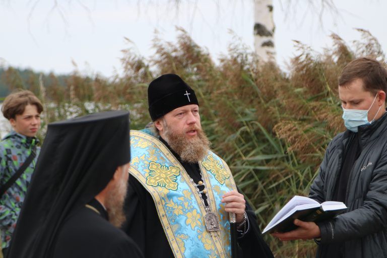 В день кончины патриарха Никона митрополит Савва освятил восстановленный поклонный крест на острове в Бородаевском озере