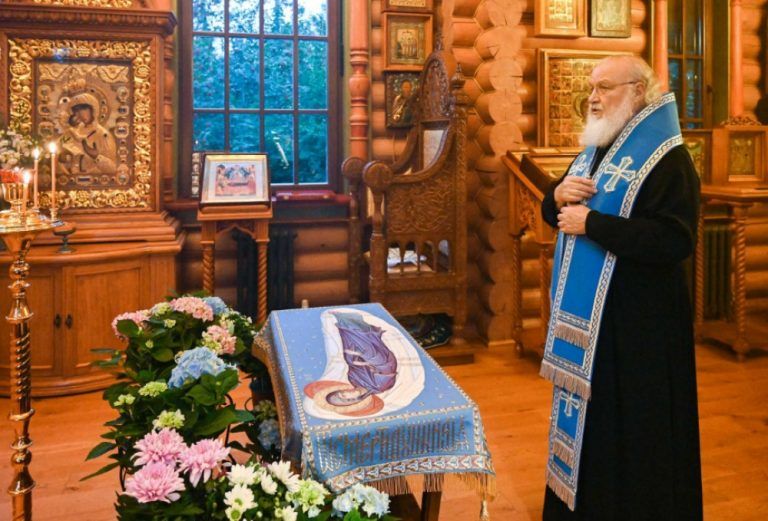 В канун праздника Успения Пресвятой Богородицы Святейший Патриарх Кирилл совершил всенощное бдение в Александро-Невском скиту