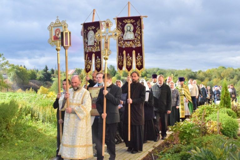 Праздничные богослужения в честь обретения мощей преподобного Феодосия Тотемского прошли в Спасо-Суморином монастыре города Тотьмы