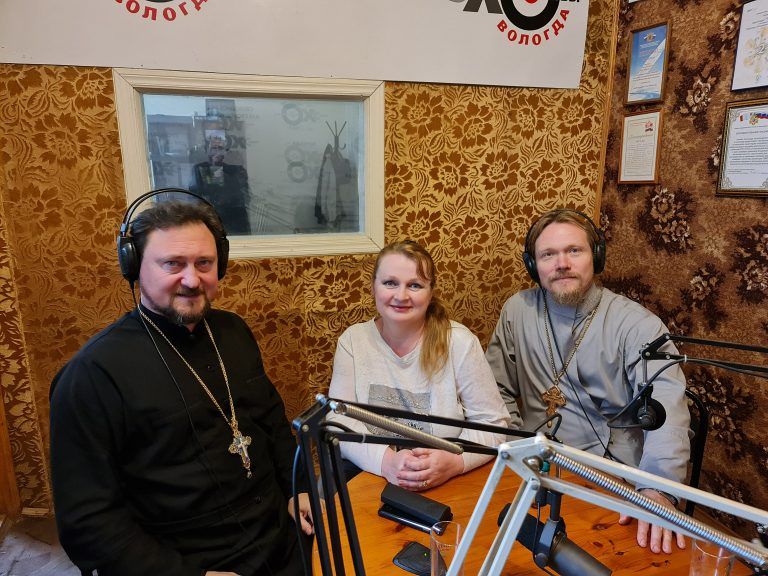 Руководители двух профильных отделов Вологодской епархии приняли участие в прямом эфире радиостанции «Эхо Вологды»