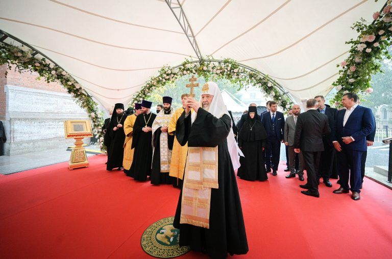 Святейший Патриарх Кирилл совершил освящение воссозданной колокольни Новодевичьего монастыря Санкт-Петербурга