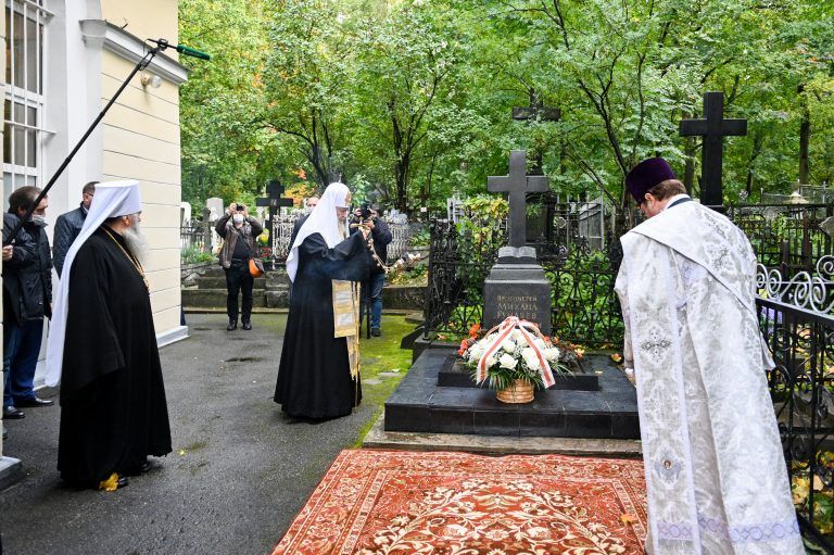 Святейший Патриарх Кирилл посетил Никольское и Большеохтинское кладбища в Санкт-Петербурге