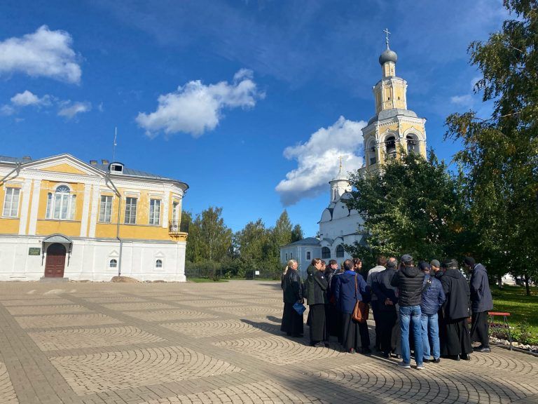 Студенты первого курса заочного отделения Вологодской семинарии ознакомились с историей Спасо-Прилуцкого монастыря