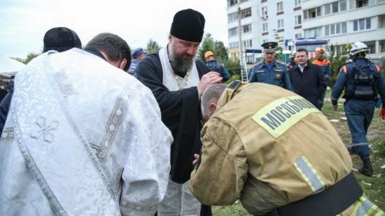 В подмосковном Ногинске священники оказывают помощь пострадавшим при взрыве жилого дома