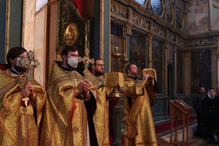 В воскресный день студенты семинарии молились за богослужением в Софийском кафедральном соборе Вологды