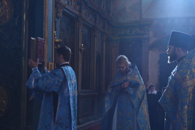 В день отдания праздника Успения Пресвятой Богородицы студенты духовной семинарии молились за богослужением в Софийском кафедральном собореВологды