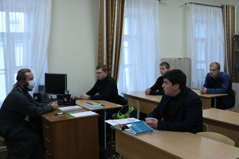 Первокурсники Вологодской семинарии встретились с духовником