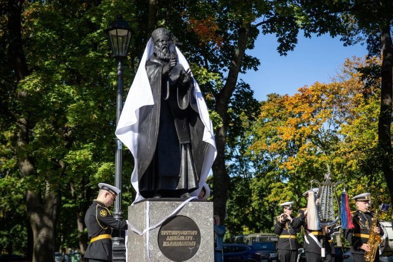 В центре Кронштадта открыли памятник протопресвитеру Александру Желобовскому