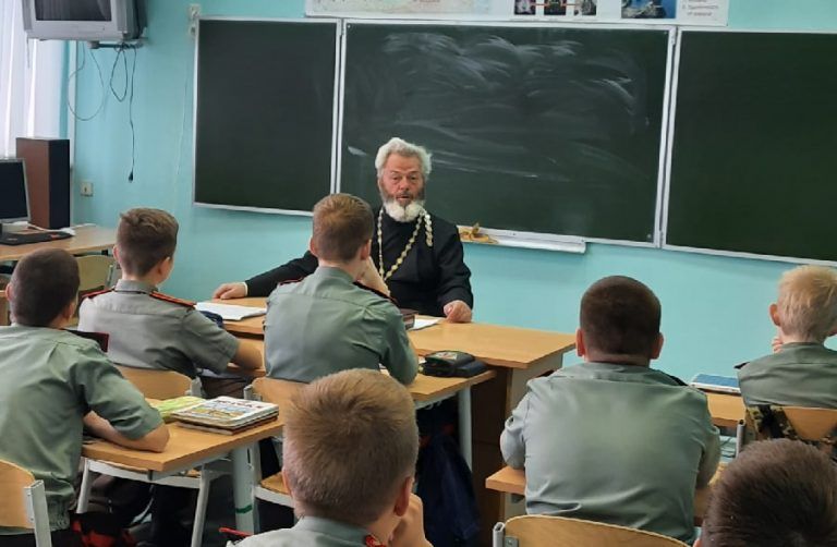 В Вологодской кадетской школе-интернате города Сокола состоялась встреча священника с учащимися