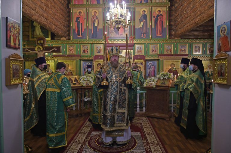 В канун дня памяти преподобного Сергия Радонежского в Сергиевском храме Вологды состоялось архиерейское богослужение