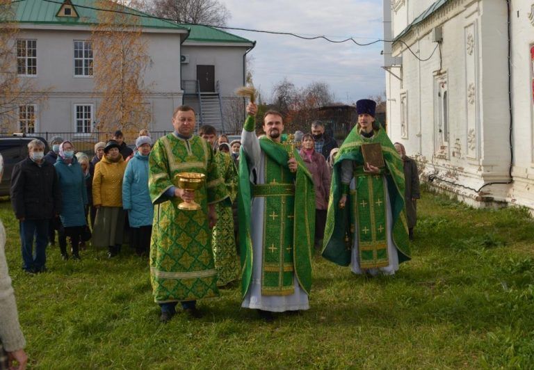 В Сергиевском храме Дымковской слободы праздничным богослужением отметили престольный день