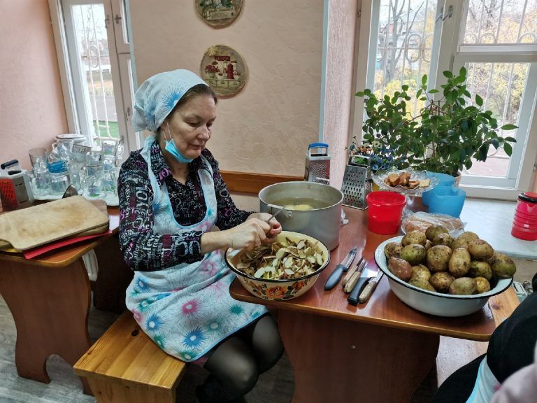Волонтеры службы «Благосердие» Архиерейского Воскресенского подворья Череповца готовят обеды для насельников социального центра «Забота»