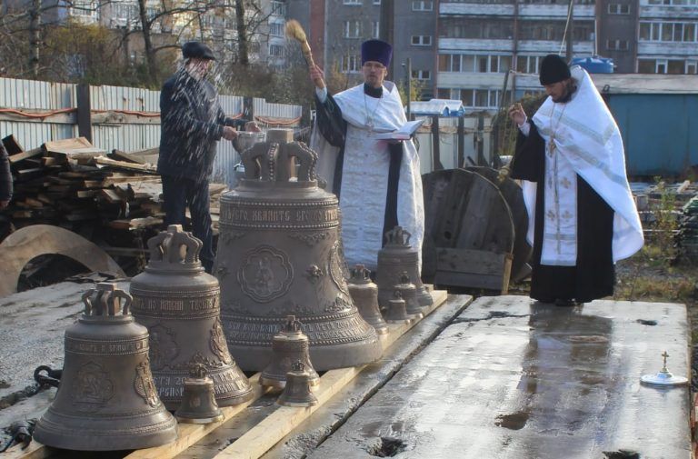 В строящемся храмовом комплексе в честь святителя Николая Чудотворца города Череповца состоялось освящение колоколов