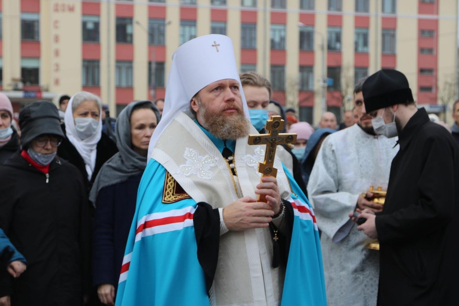 Правящий архиерей возглавил молебен у поклонного креста на месте Спасо-Всеградского собора в Вологде