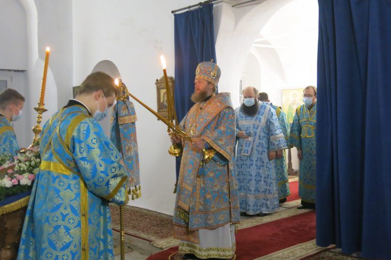 Накануне престольного праздника в Казанской церкви города Вологды состоялось архиерейское богослужение