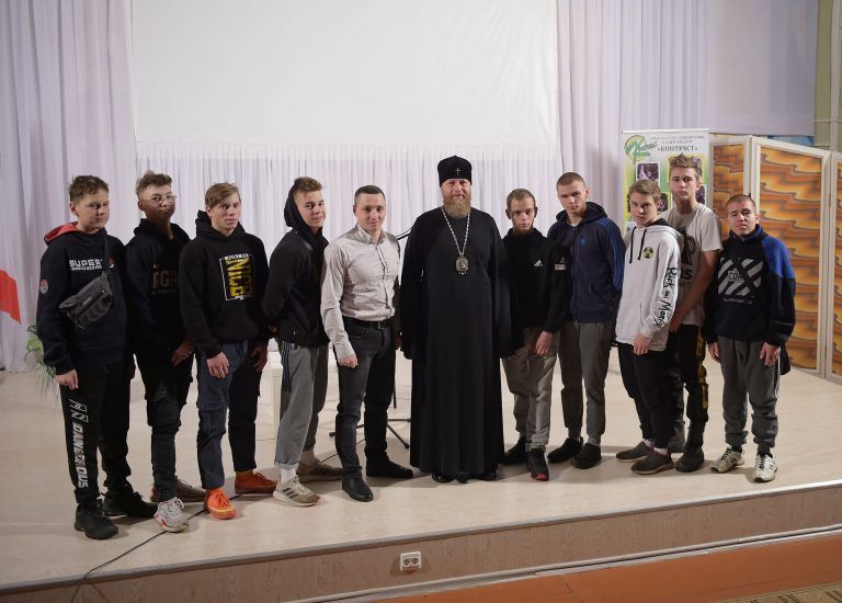 Участники встречи с Вологодским митрополитом Саввой в Сокольском техникуме выбирали между любовью и справедливостью