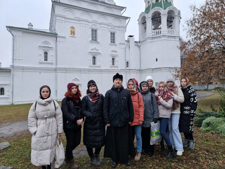 Студенты Вологодского педагогического колледжа приняли участие в тематической экскурсии «Внутренний мир православного храма».