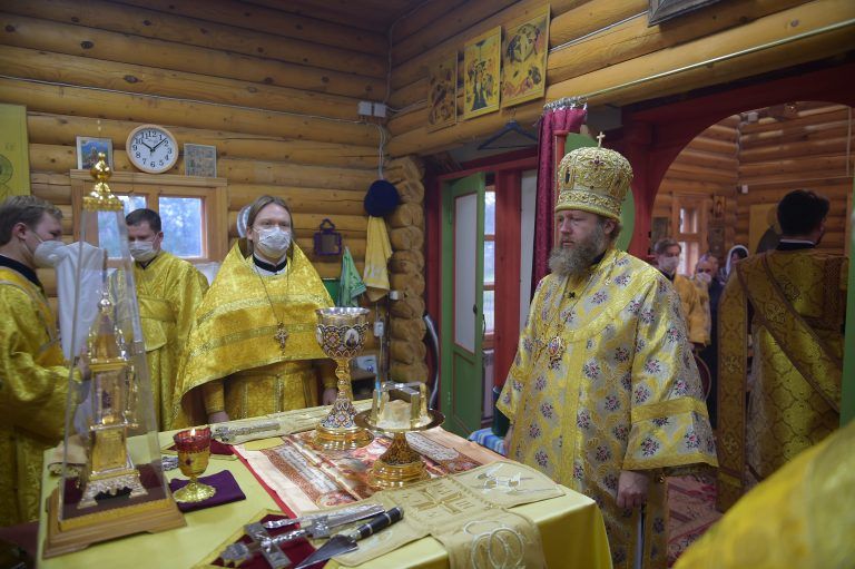 Митрополит Савва совершил Литургию в Димитриевском храме посёлка Уткино