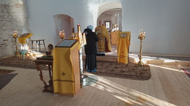 В вологодском Иоанно-Златоустовском храме впервые за 90 лет была совершена Литургия в приделе Жен-мироносиц.