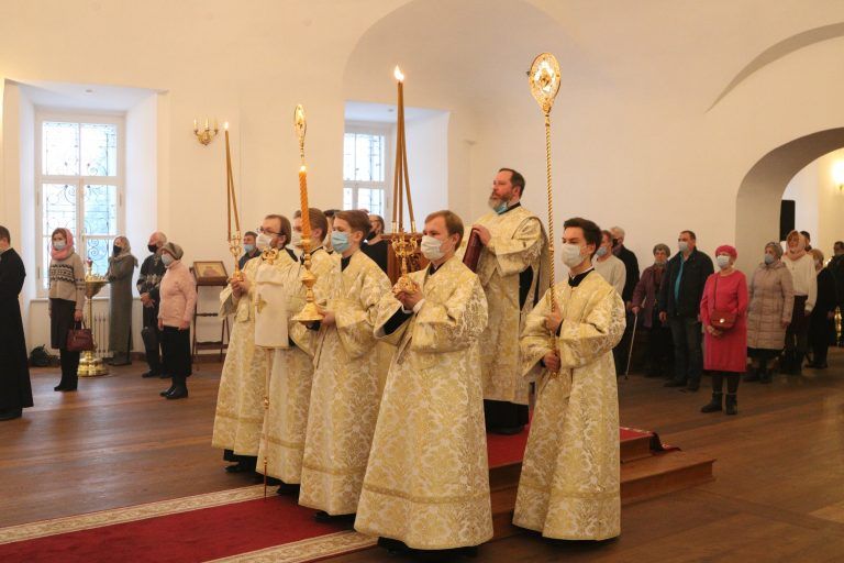 В празднование Собора Архистратига Михаила студенты Вологодской духовной школы приняли участие в архиерейском богослужении