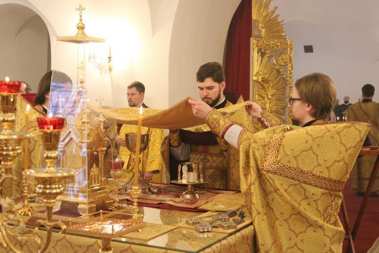 Воскресный день студенты семинарии встретили за богослужением в кафедральном соборе Вологды