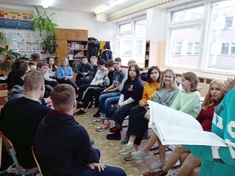 Педагог воскресной школы провела занятие для учащихся череповецкой средней школы №30