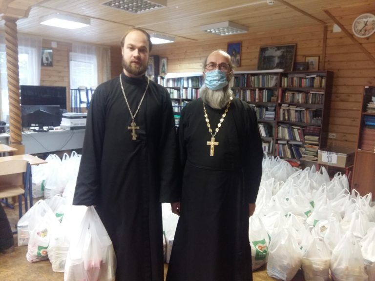 Социальный отдел Вологодской епархии начал благотворительную выдачу продуктовых наборов в преддверии Дня матери