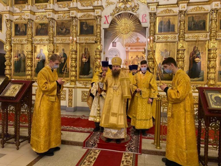 Епископ Игнатий возглавил богослужение в Воскресенском соборе города Череповца