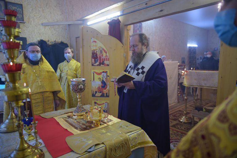 В воскресный день прихожане Покровского храма деревни Литега молились за богослужением вместе с архипастырем