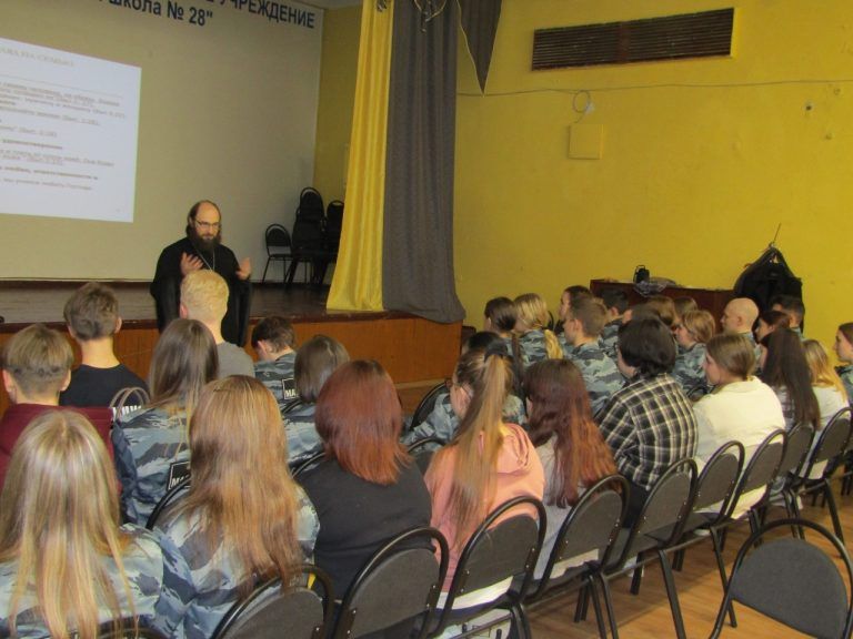 Учащиеся средней школы №28 города Череповца встретились со священником